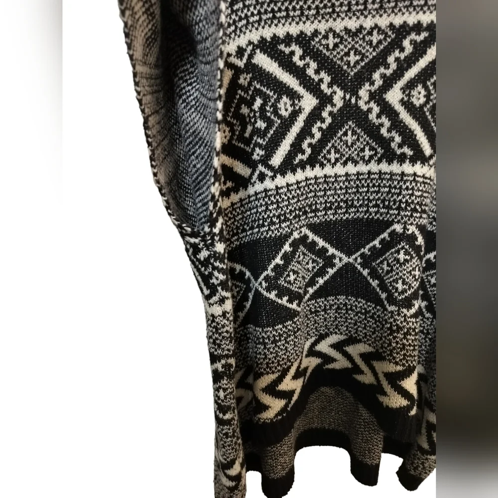 1768) Love Crazy Women's Aztec Style Oversized Poncho Sweater - Picture 5 of 6